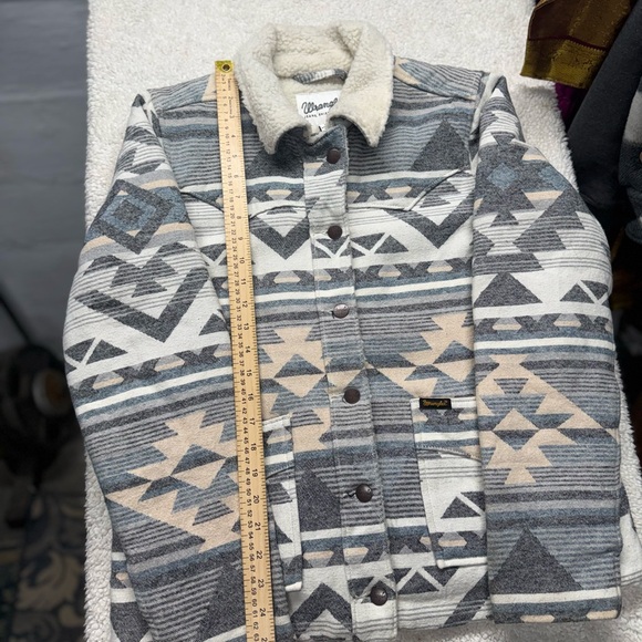 Wrangler RN 130273 Sherpa-Lined Aztec Print Jacket - Gray & Cream, size medium - Picture 3 of 6